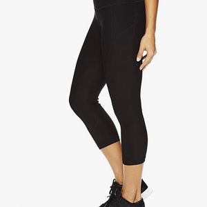 Beautiful reebok skinny Capri high rise size M. Black color super comfortable